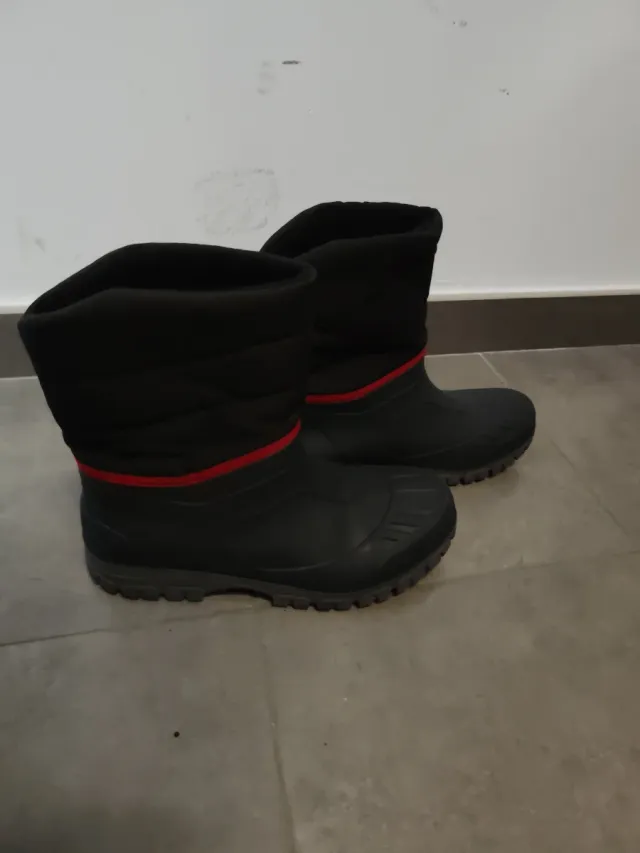 Botas Decathlon Negras y Rojas talla 40/41