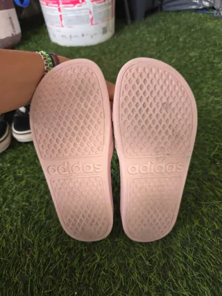 Chanclas Adidas rosas y grises 33