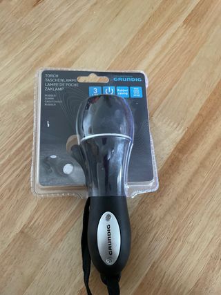 Linterna LED Grundig con funda de goma