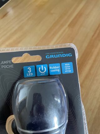 Linterna LED Grundig con funda de goma