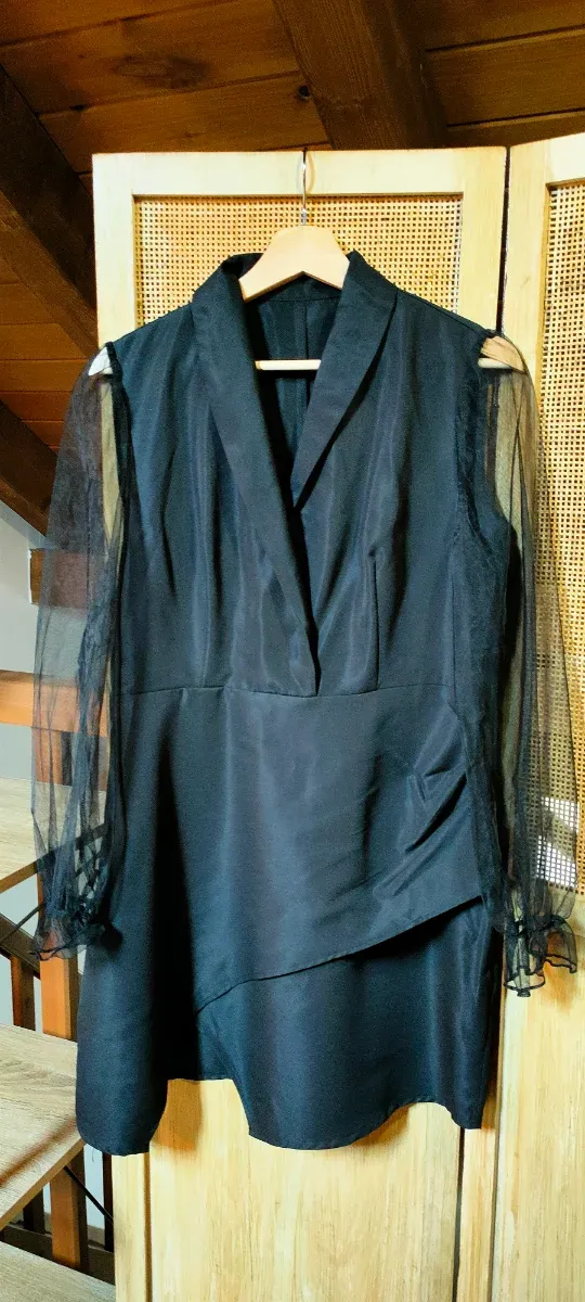 Vestido negro con mangas de tul
