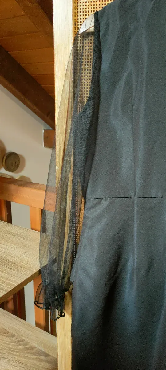 Vestido negro con mangas de tul