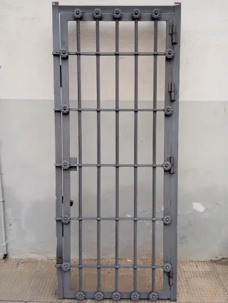 Puerta de forja con adornos florales