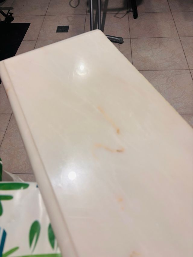 Repisa de mármol beige y blanco