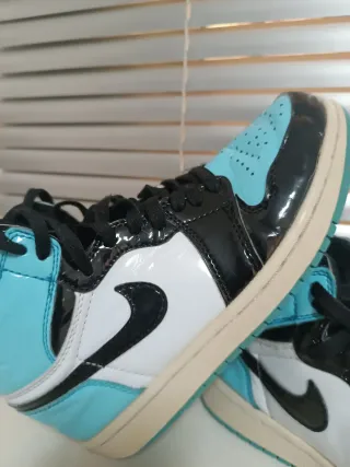 Zapatilla similar a modelo Nike Jordan 1Retro High