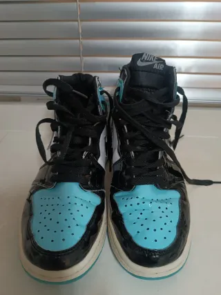 Zapatilla similar a modelo Nike Jordan 1Retro High