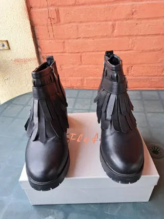 Botines negros imitación piel con flecos