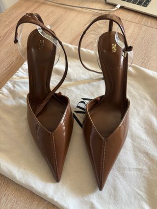 Zapatos de tacón Zara marrones