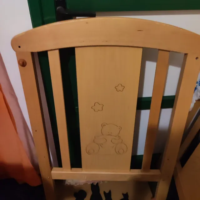 Cuna de madera en buen estado
