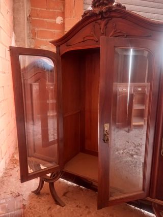 Mueble de estilo madera y cristal