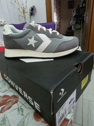 Zapatillas Converse grises y blancas