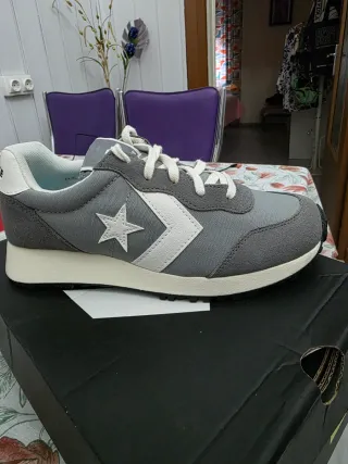 Zapatillas Converse grises y blancas