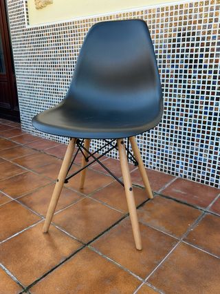 2 sedie nordiche nere con gambe in legno