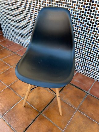 2 sedie nordiche nere con gambe in legno