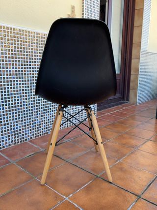 2 sedie nordiche nere con gambe in legno