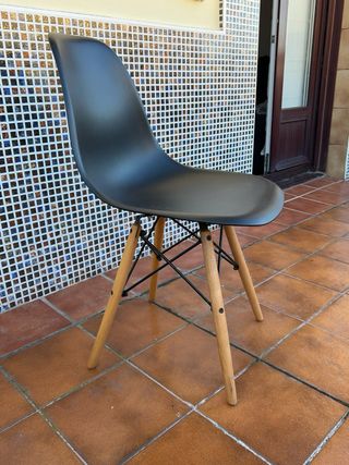 2 sedie nordiche nere con gambe in legno