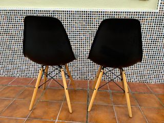 2 Sillas Nórdicas Negras Patas Madera