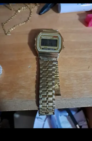 Reloj Digital Dorado