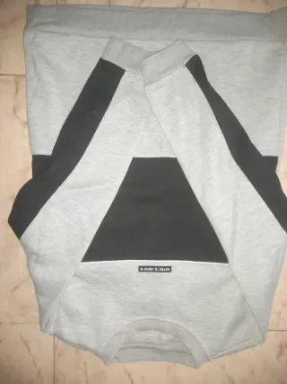 Sudadera gris y negra con logo talla 12-13