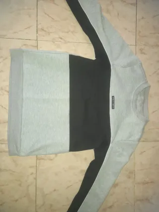 Sudadera gris y negra con logo talla 12-13