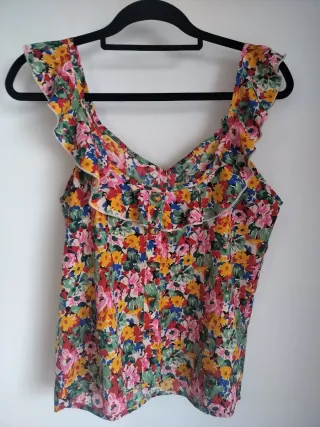 Blusa floral con volantes