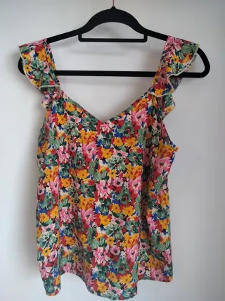 Blusa floral con volantes