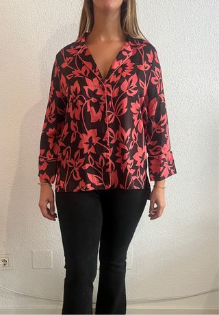 Blusa de satén con estampado floral