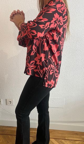 Blusa de satén con estampado floral