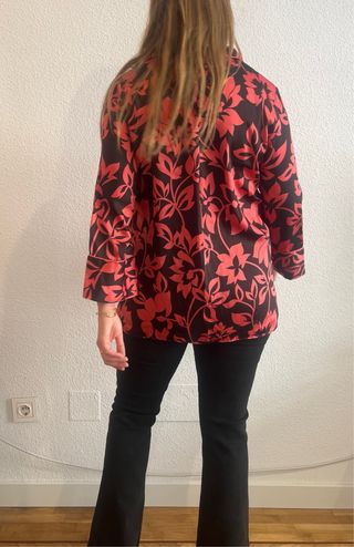 Blusa de satén con estampado floral