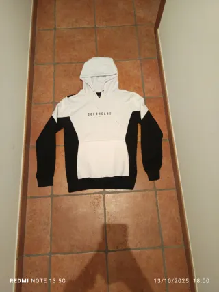 Sudadera con capucha bicolor