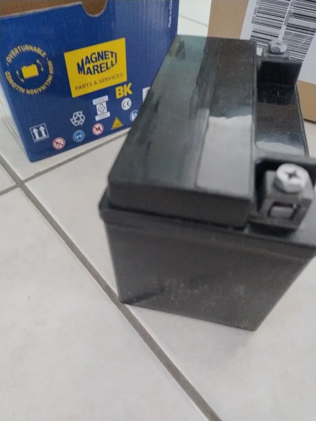 Batteria Magneti Marelli YTX9-BS sigillata