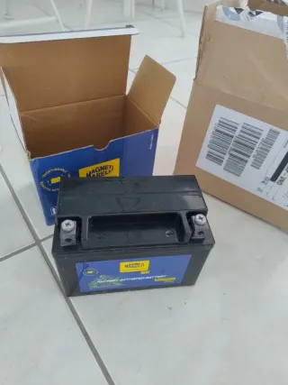 Batteria Magneti Marelli YTX9-BS sigillata
