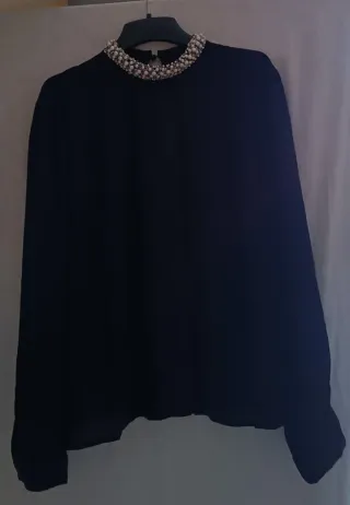 Blusa SHEIN XL con cuello pedrería.