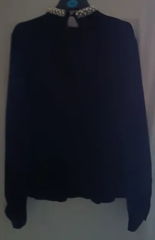 Blusa SHEIN XL con cuello pedrería.