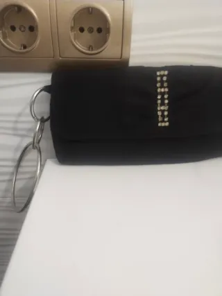 Bolso negro con pedrería