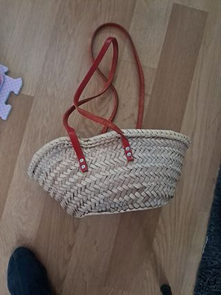 Bolso infamtiil de mimbre con asas rojas