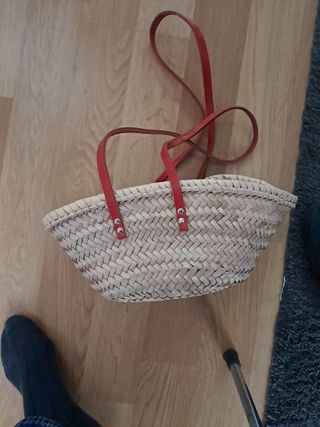 Bolso infamtiil de mimbre con asas rojas