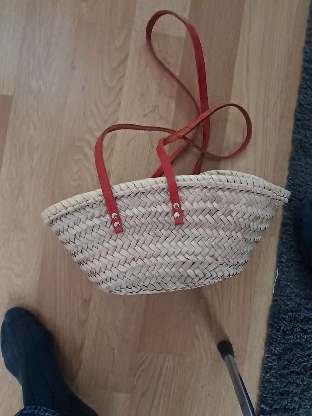 Bolso infamtiil de mimbre con asas rojas