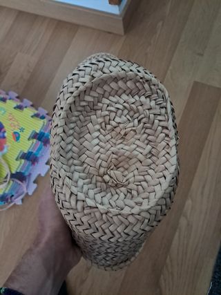 Bolso infamtiil de mimbre con asas rojas