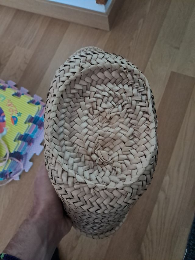 Bolso infamtiil de mimbre con asas rojas