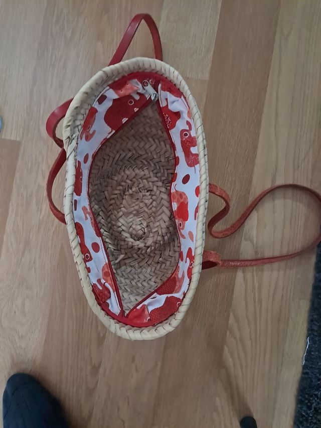 Bolso infamtiil de mimbre con asas rojas