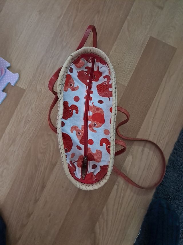 Bolso infamtiil de mimbre con asas rojas