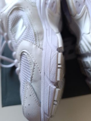 Zapatillas New Balance blanco detalles gris