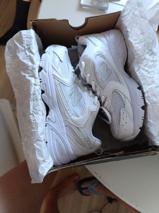 Zapatillas New Balance blanco detalles gris