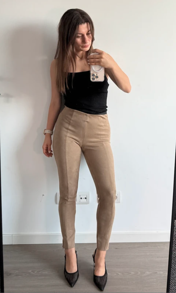 Pantalones beige ajustados