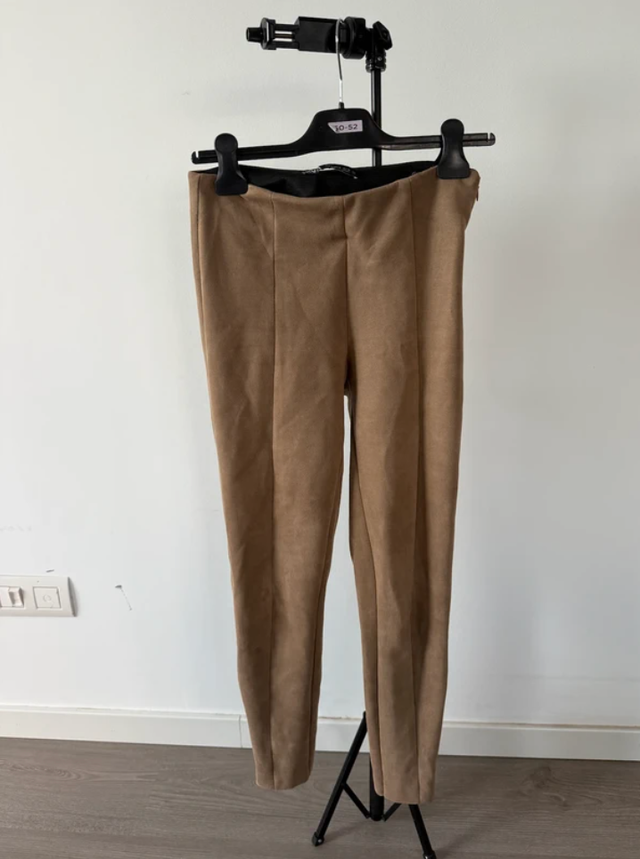 Pantalones beige ajustados