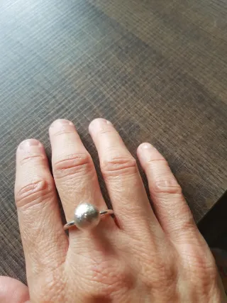 Anillo plateado con bola texturizada