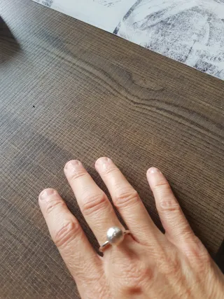 Anillo plateado con bola texturizada