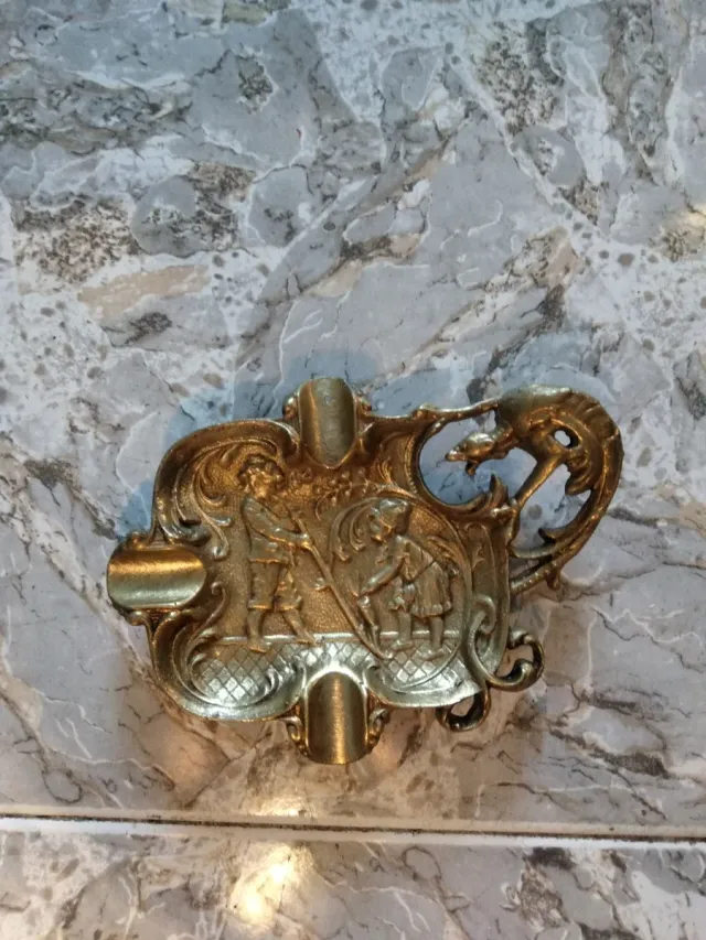 Figure antiche posacenere e drago