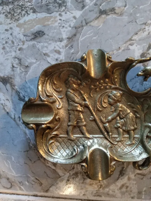 Figure antiche posacenere e drago